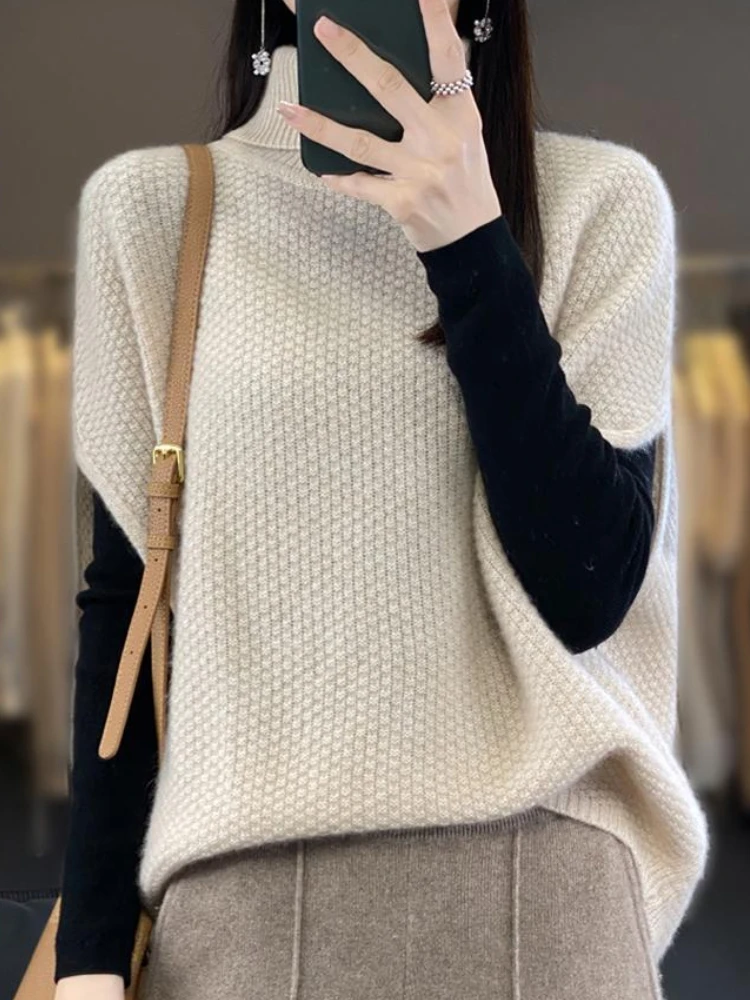 Winter Clothing Trends 2025 Women'S - 女性用ニットベスト、ゆったりとしたロング丈、ベージュのハイネック、滑らかな質感、トレンド2025、新作ニットウェア、Y2K